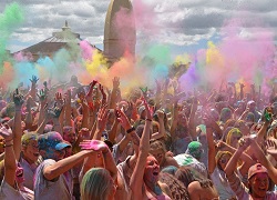 A photo of a large crowd taking part in a colour throw event