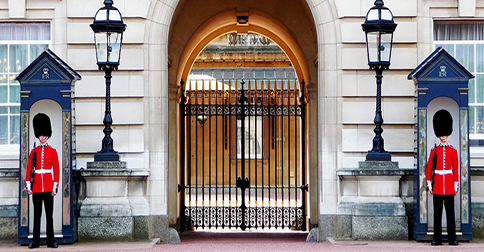 two-london-guards-buckingham-palace-gates